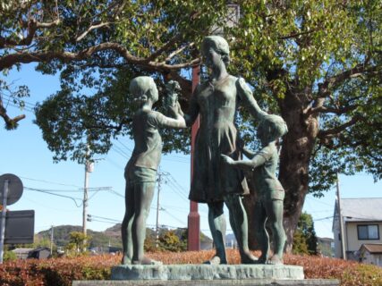 福北ゆたか線こと筑豊本線の中間駅前にある母子像、ふれあい。