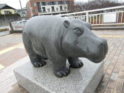 二川駅南口広場そばの梅田川に架る桜橋に居る、動物たち。
