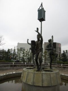 東海道本線新居町駅前広場にある、遠州新居手筒花火噴水池。