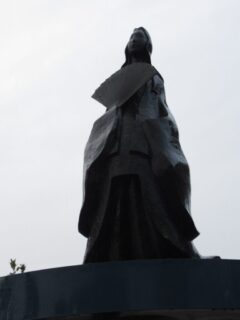 豊田町駅北口にある、熊野の長フジと熊野御前像モニュメント。