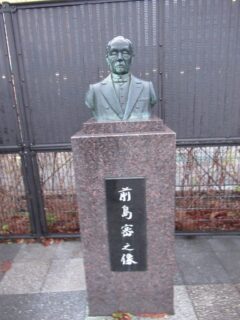 磐田駅南口に、書状集箱と前島密之像がございました。