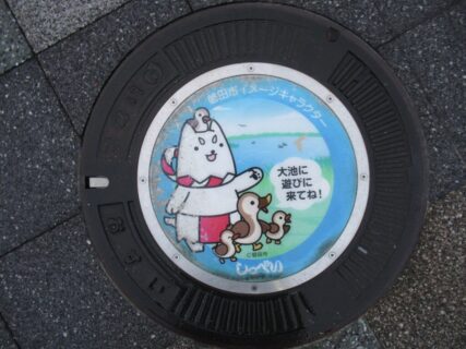 磐田駅にあった、イメージキャラクターしっぺいマンホール蓋。