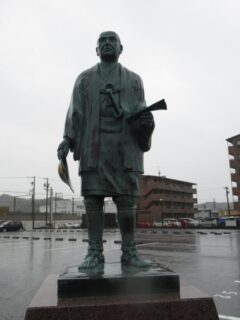 東海道本線の愛野駅北口にある、二宮尊徳翁回村之像。