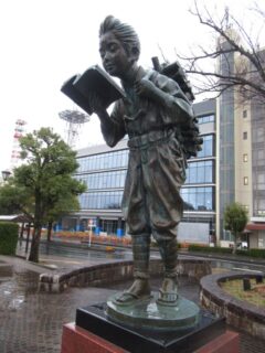 掛川駅北口ロータリー広場にある、二宮金次郎の像でございます。