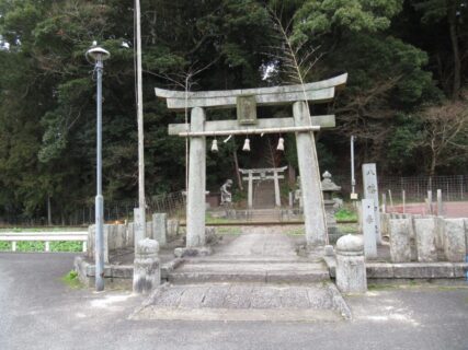 平成筑豊鉄道田川線の踏切のない線路を横断して参拝する、崎山八幡神社。