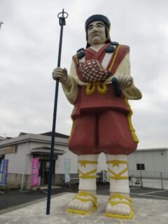 添田駅前の山伏像は、今も同じ場所に立ち続けております。