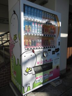 安城駅にある、安城七夕まつり公式キャラクター、きーぼー自動販売機。