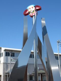 桜井駅前広場にある、江戸時代から地域に伝わる桜井凧のモニュメント。