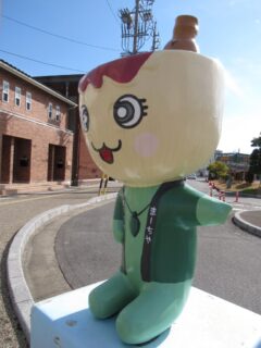 西尾駅西口近くに居た西尾市観光協会マスコットキャラクターまーちゃ。