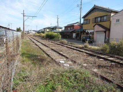 吉良吉田駅に今も残る、旧三河線の廃線跡でございます。