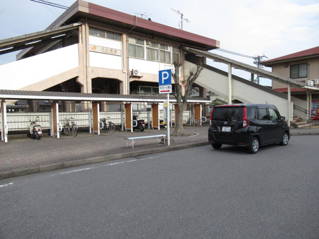 三ヶ根駅は、愛知県額田郡幸田町深溝にある、JR東海東海道本線の駅。
