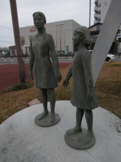 岡崎駅の東口ロータリーにあったブロンズ像、遥でございます。