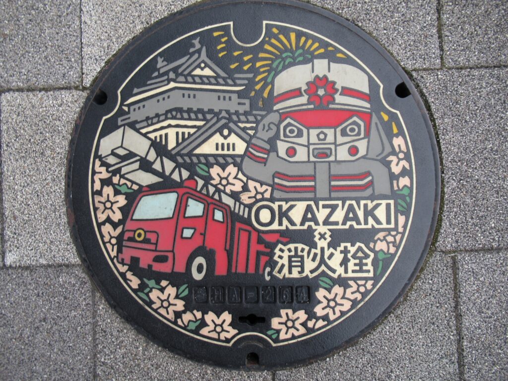 岡崎駅前で見掛けた、岡崎市のオリジナル消火栓蓋です。