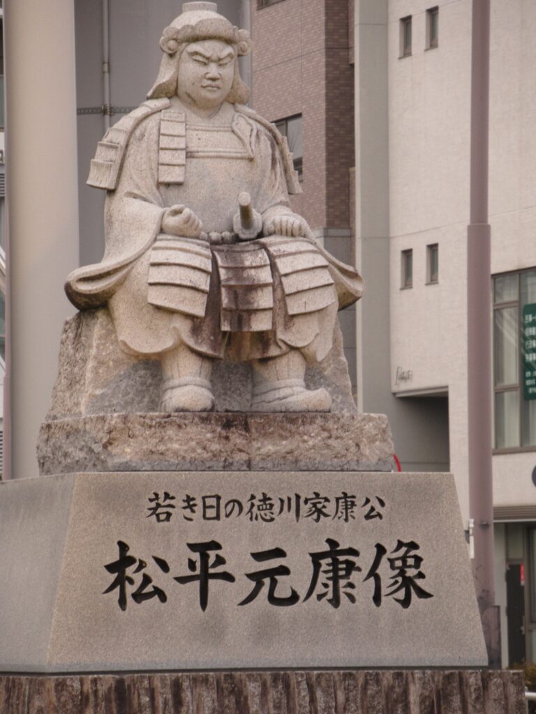 岡崎駅東口ロータリーにある若き日の徳川家康、松平元康石像。