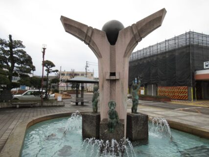 碧南中央駅前広場にある噴水モニュメント、空と水。