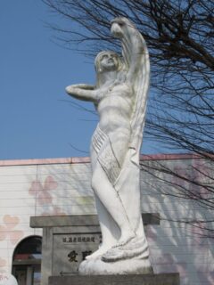島原鉄道線の愛野駅前にある、ほほえみの像でございます。
