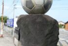 島原鉄道多比良駅のホーム上にある、サッカーボールのモニュメント。