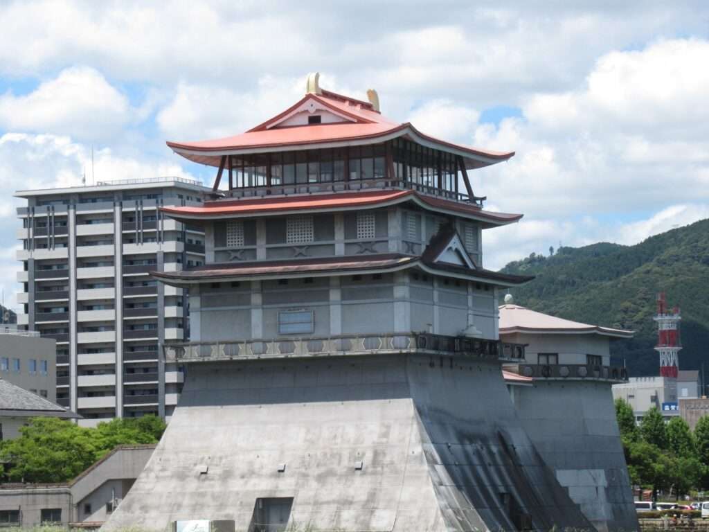 滋賀県立琵琶湖文化館(大津市)
