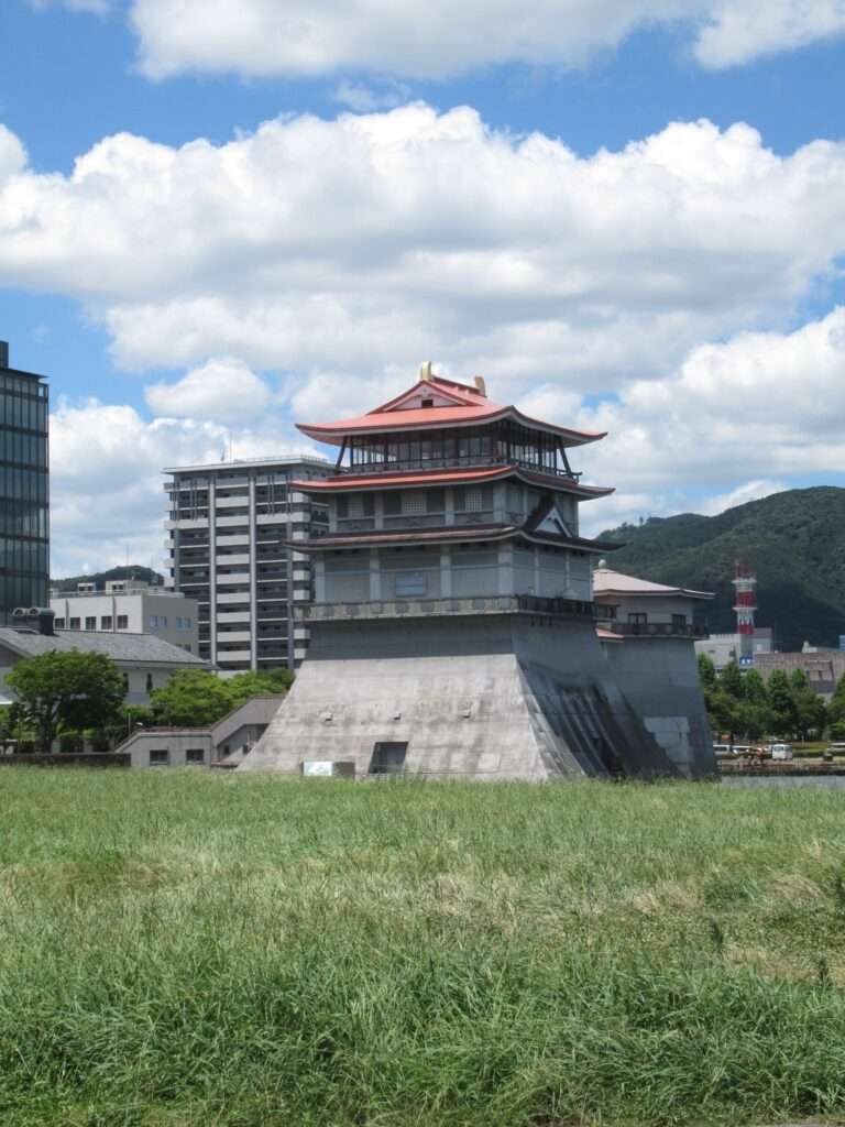 滋賀県立琵琶湖文化館(大津市)