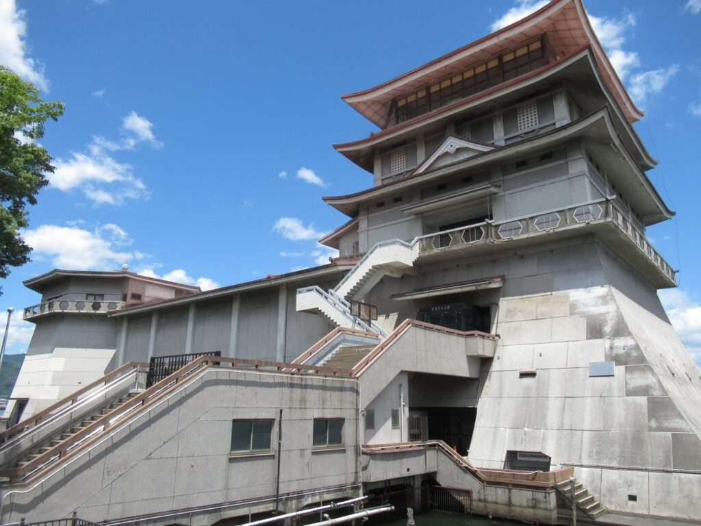 滋賀県立琵琶湖文化館(大津市)