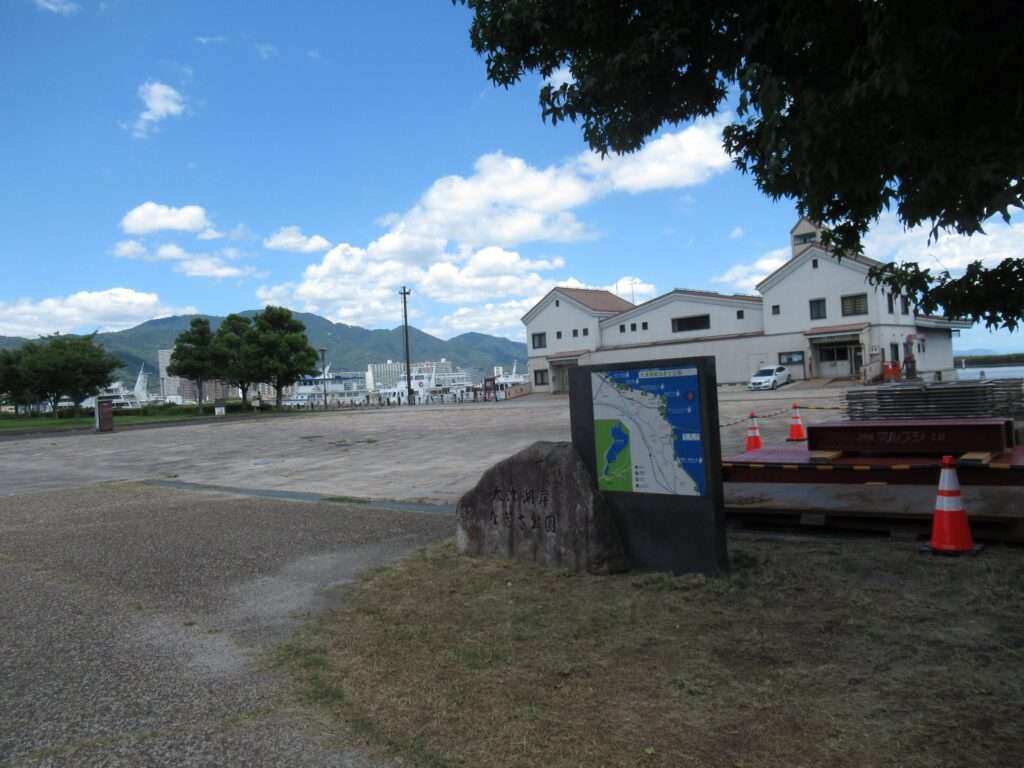 大津絵マンホール蓋@なぎさ公園