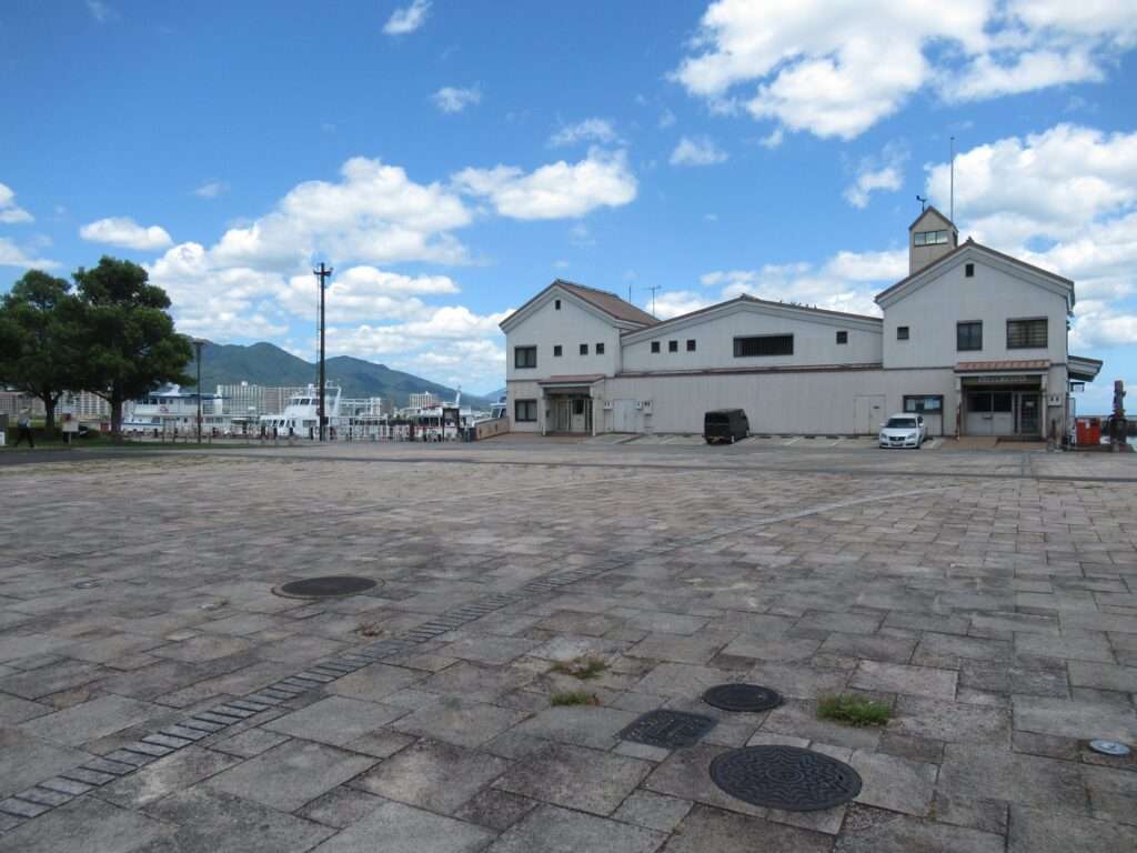 大津絵マンホール蓋@なぎさ公園