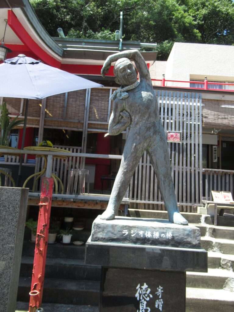 ラジオ体操の像@眉山天神社