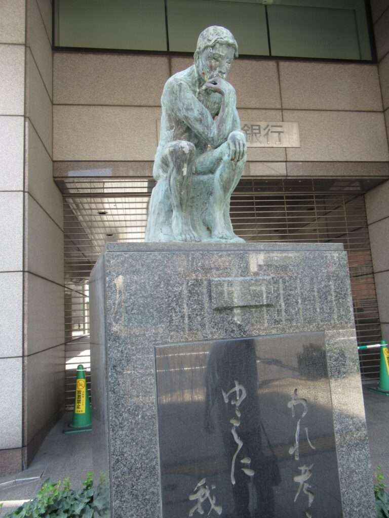 考える人@もみじ銀行本店