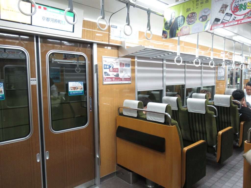 2300系@京都河原町駅