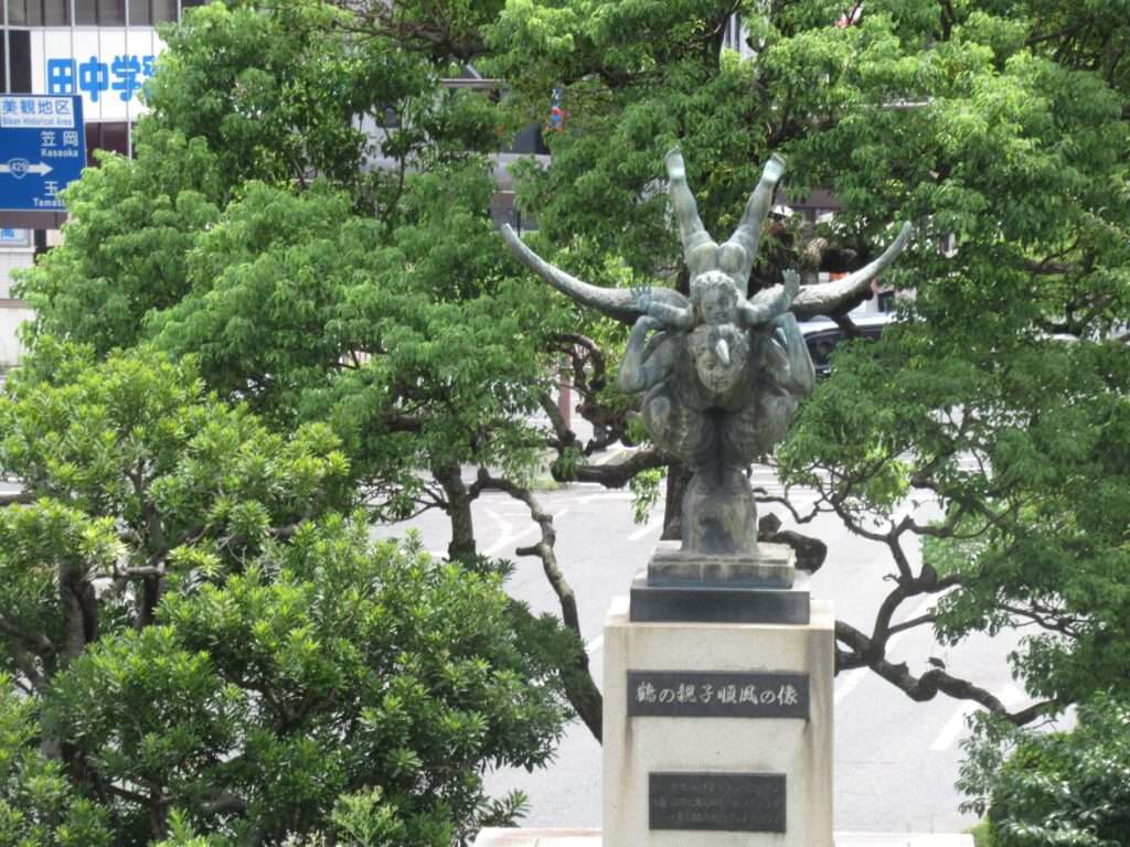 鶴の親子順風の像@倉敷駅