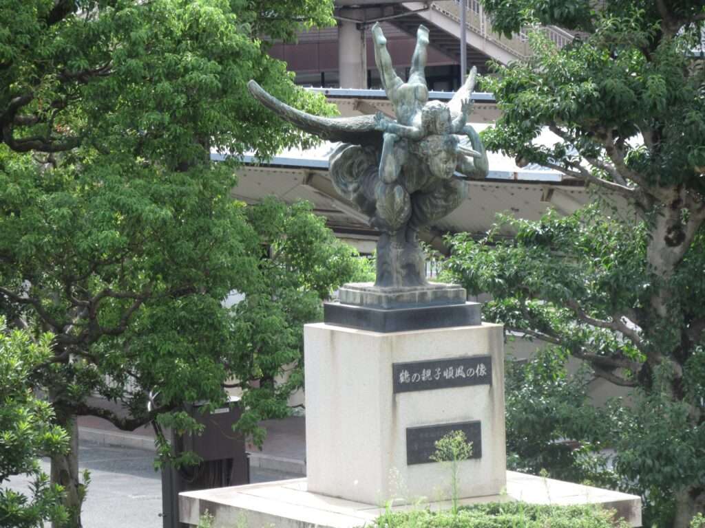 鶴の親子順風の像@倉敷駅