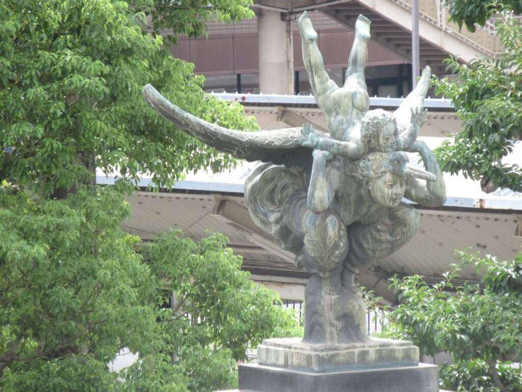 鶴の親子順風の像@倉敷駅