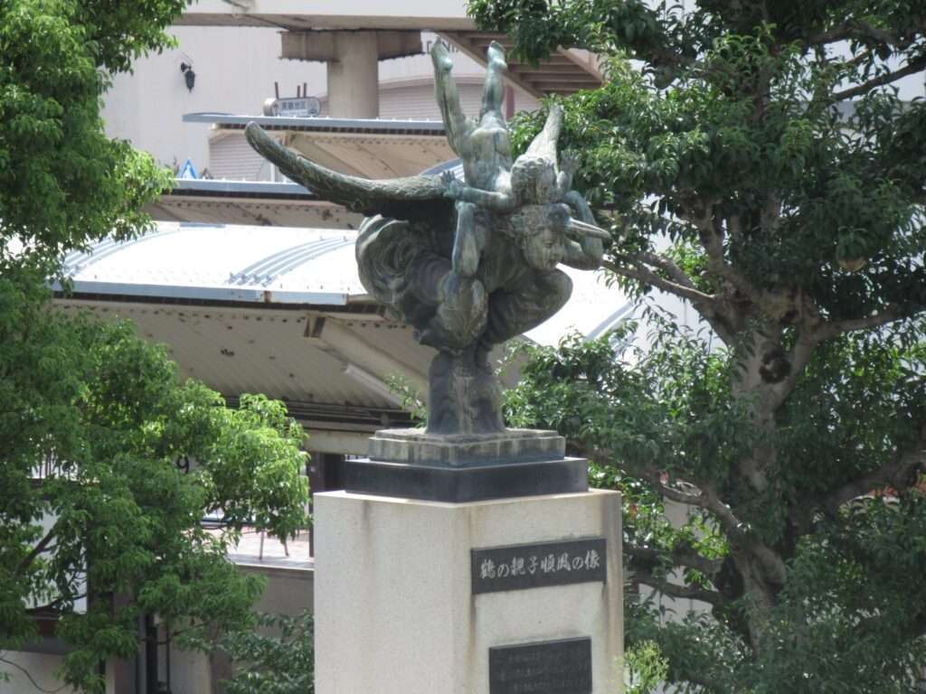 鶴の親子順風の像@倉敷駅