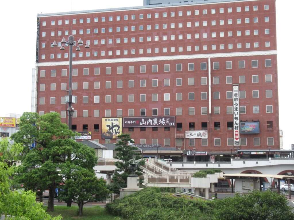 鶴の親子順風の像@倉敷駅