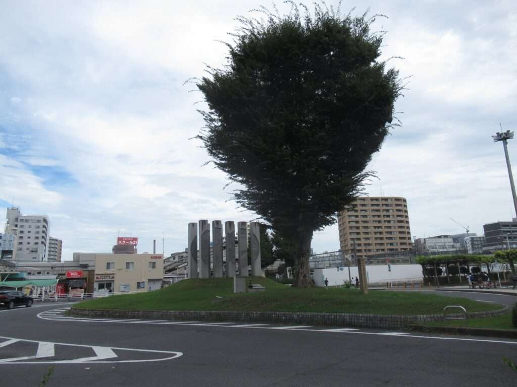 西口広場記念塔@春日部駅