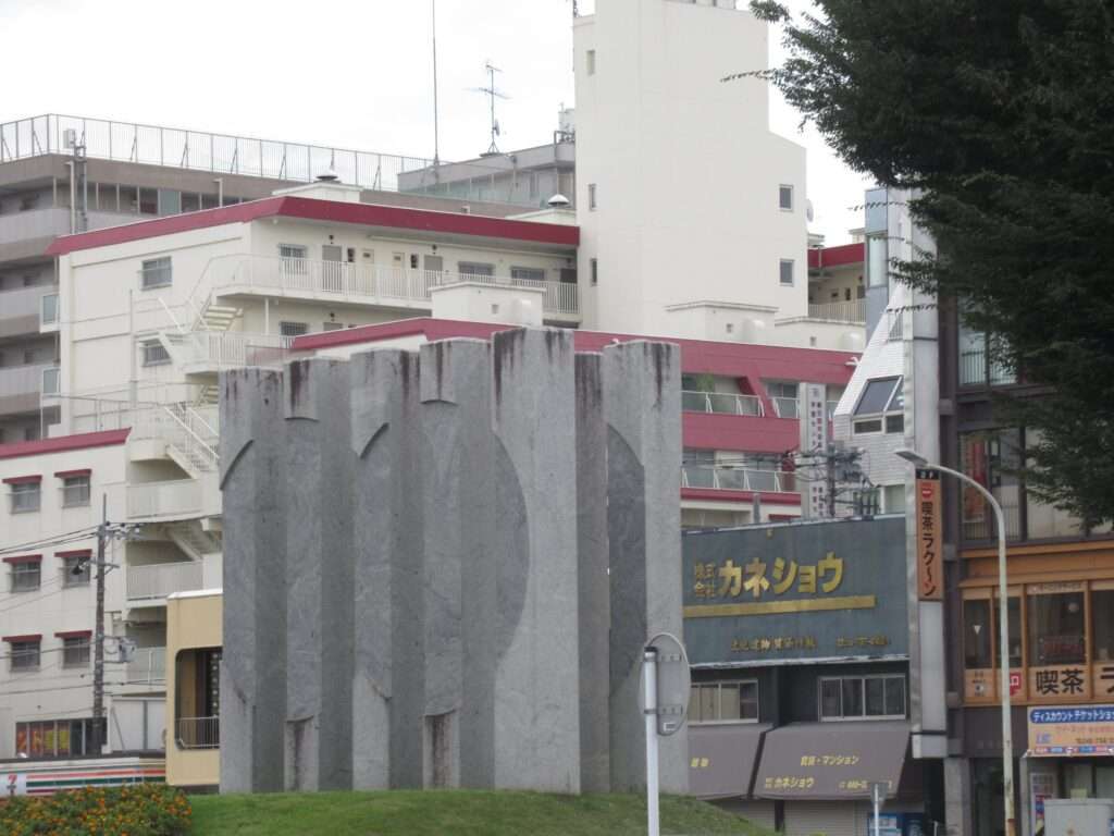 西口広場記念塔@春日部駅