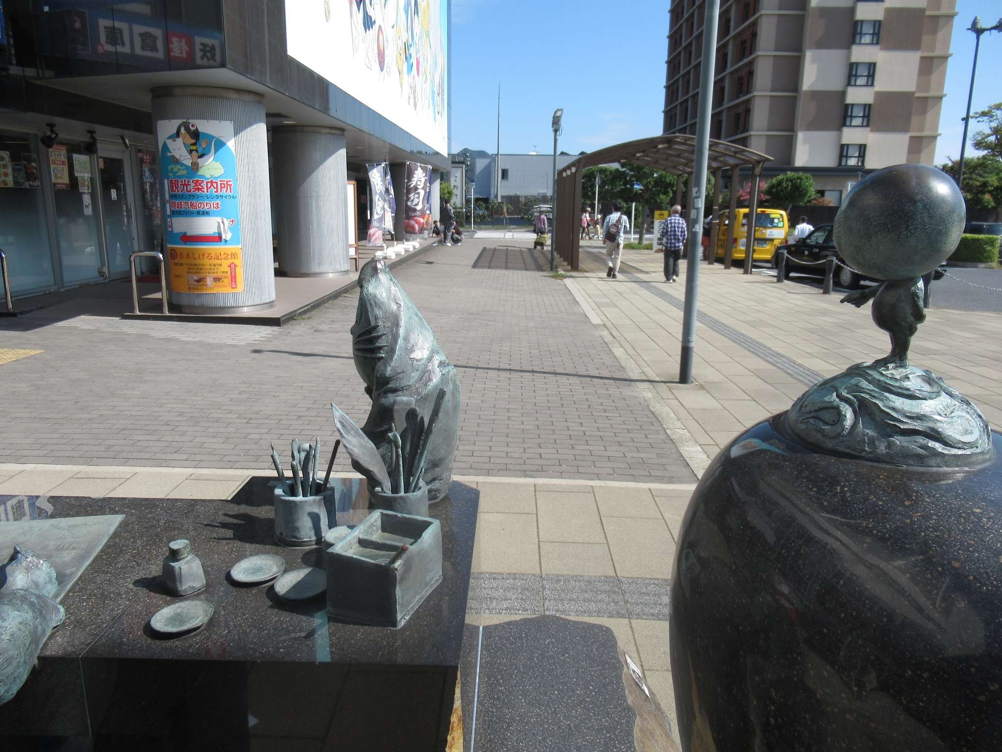 執筆中の像@境港駅前