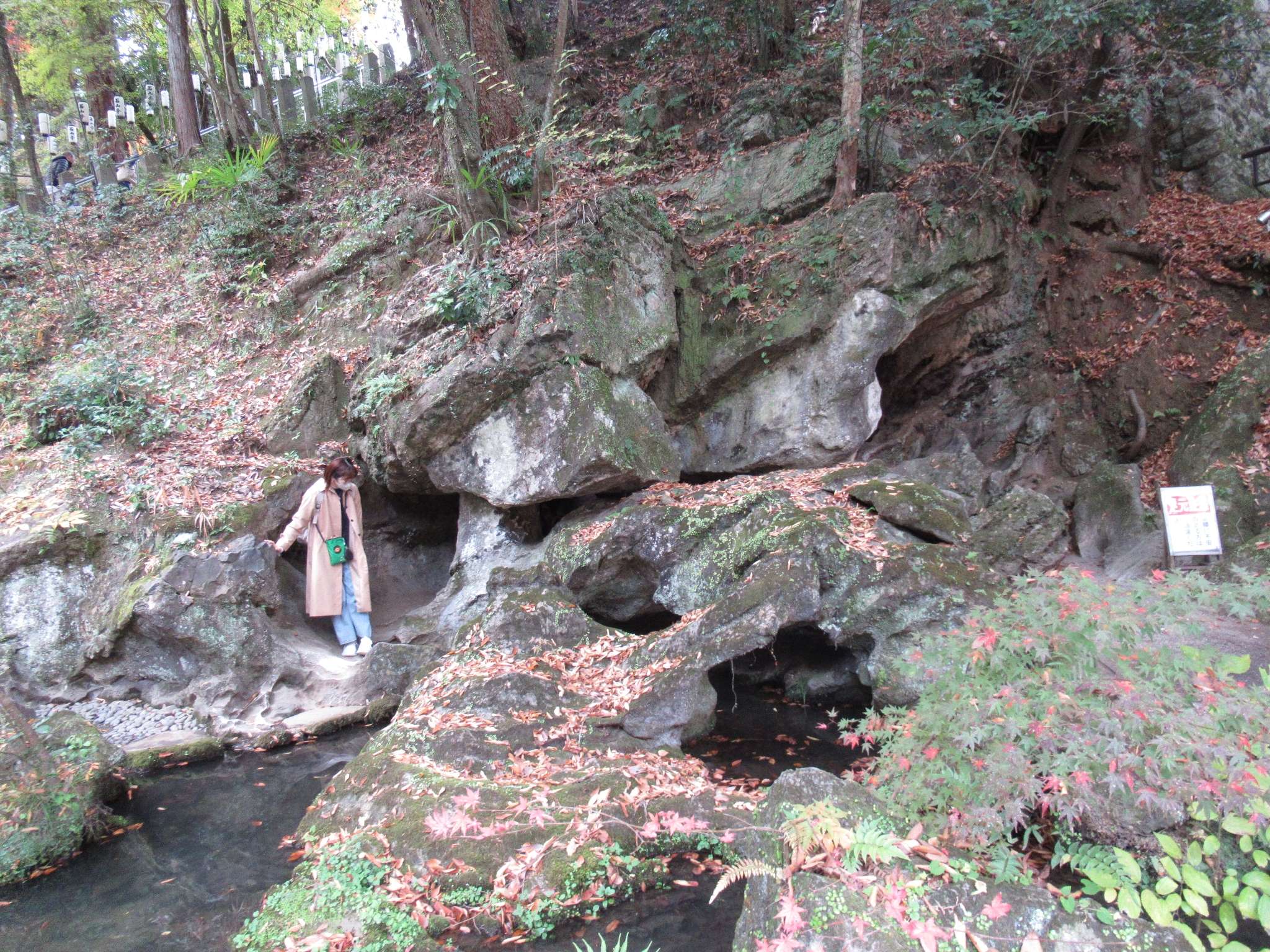 手水舎、くぐり岩＆閼伽井屋@石山寺