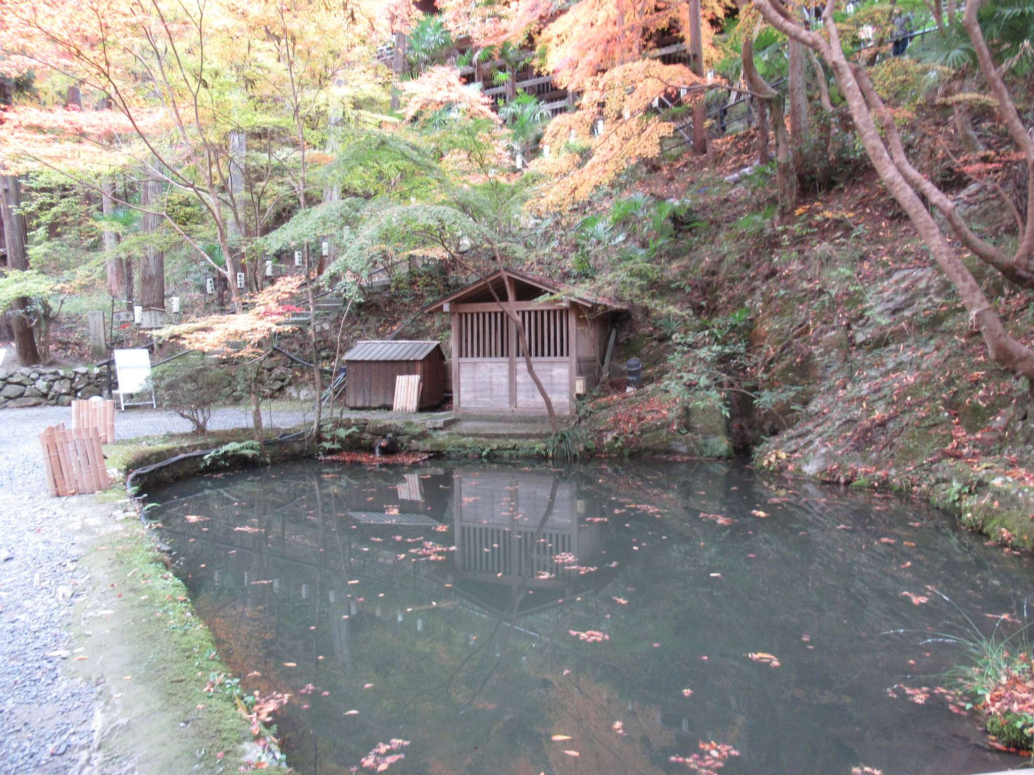 手水舎、くぐり岩＆閼伽井屋@石山寺