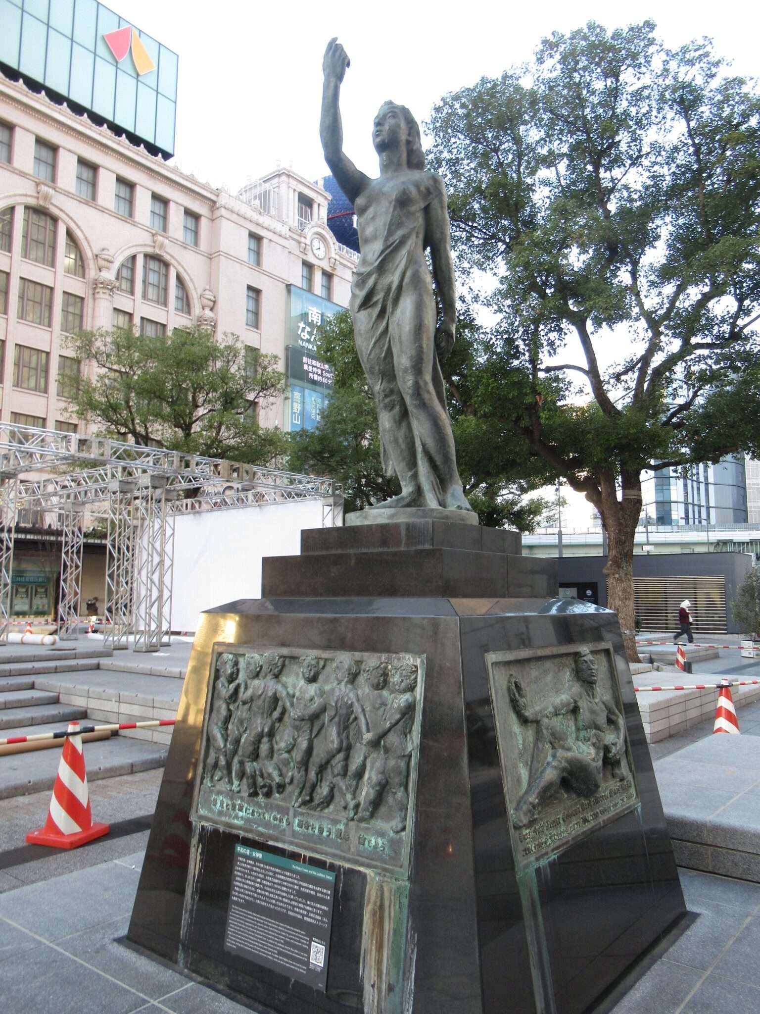 平和の塔・女神像@なんば広場