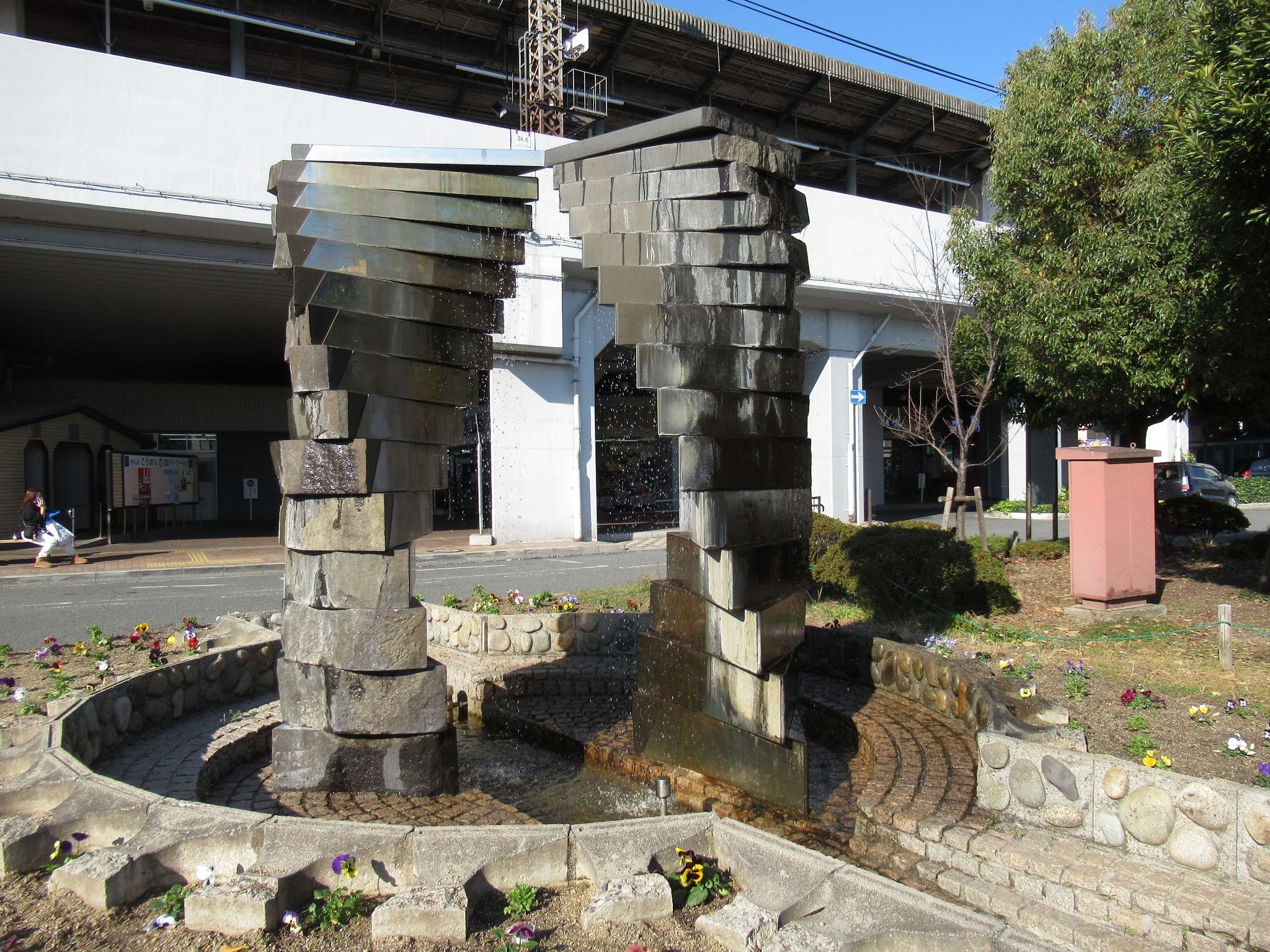 噴水モニュメント@萱島駅