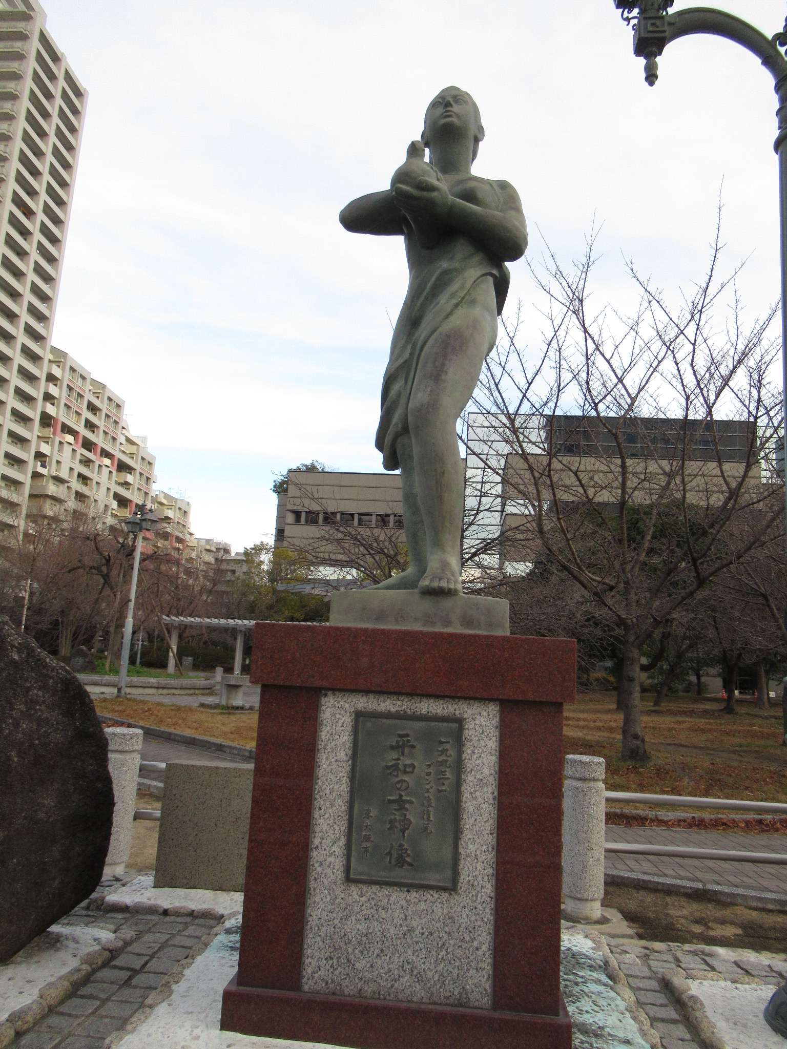 平和の女神像@春宮公園
