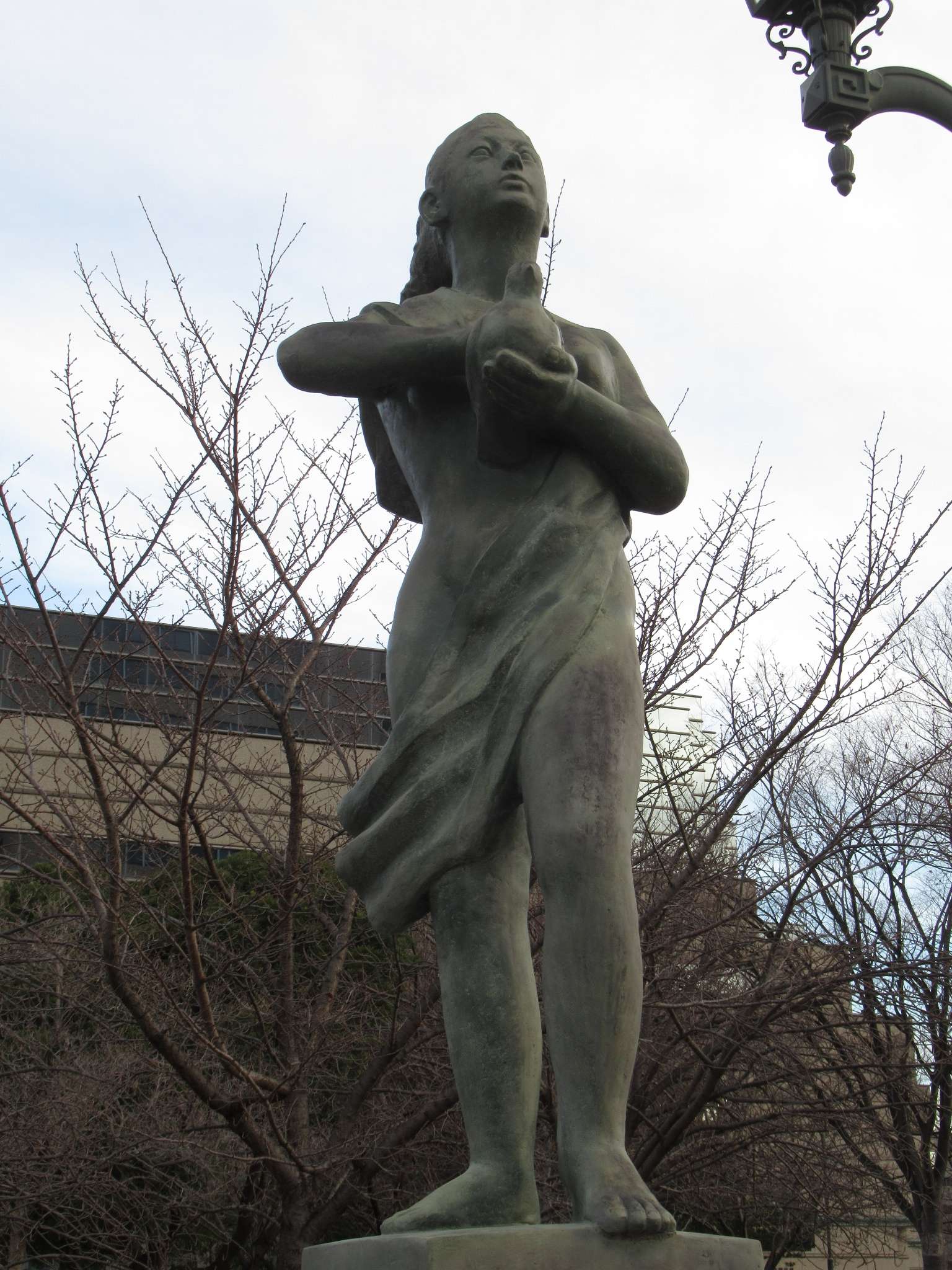 平和の女神像@春宮公園