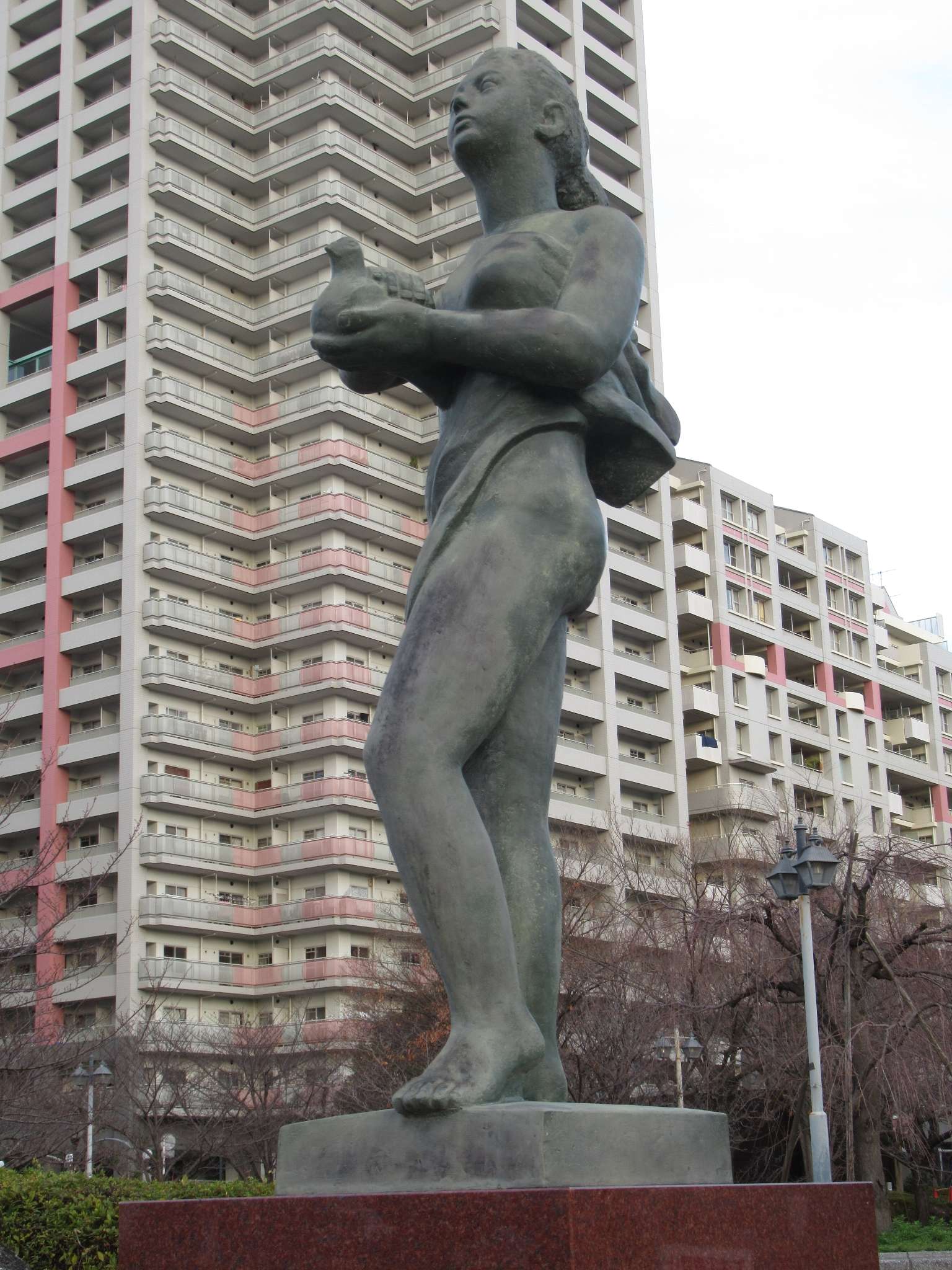 平和の女神像@春宮公園