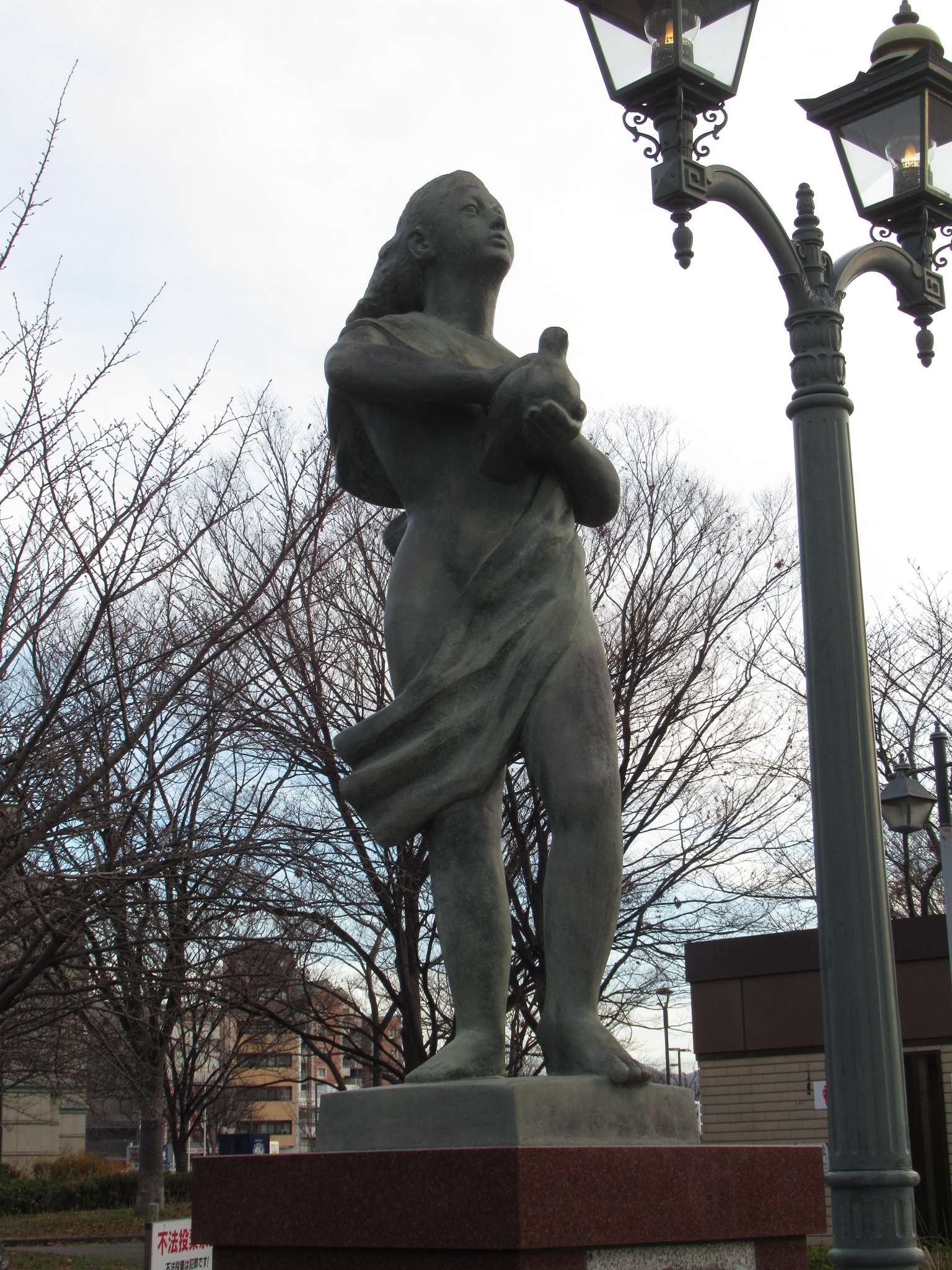 平和の女神像@春宮公園