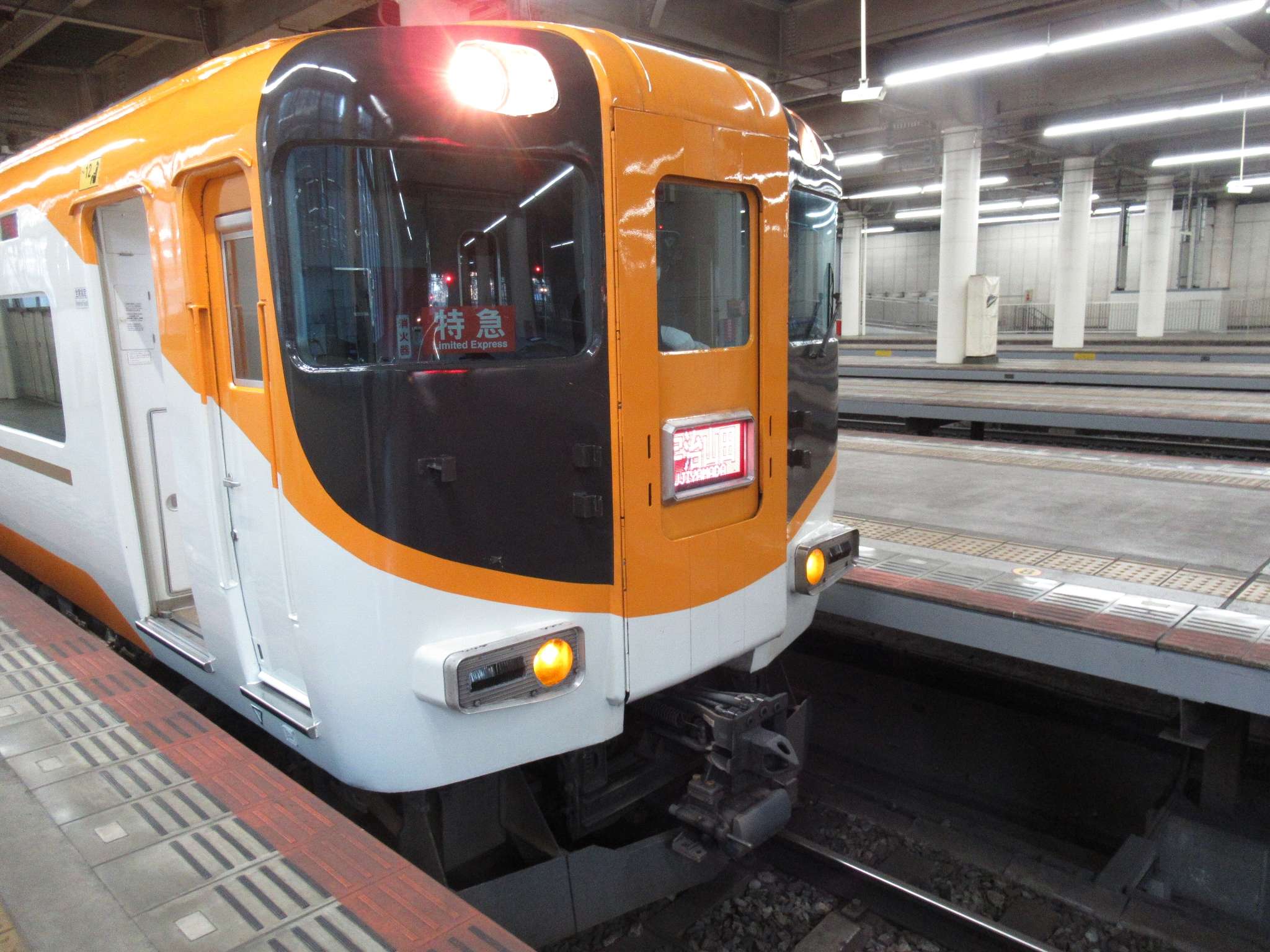 阪伊特急@大阪上本町駅