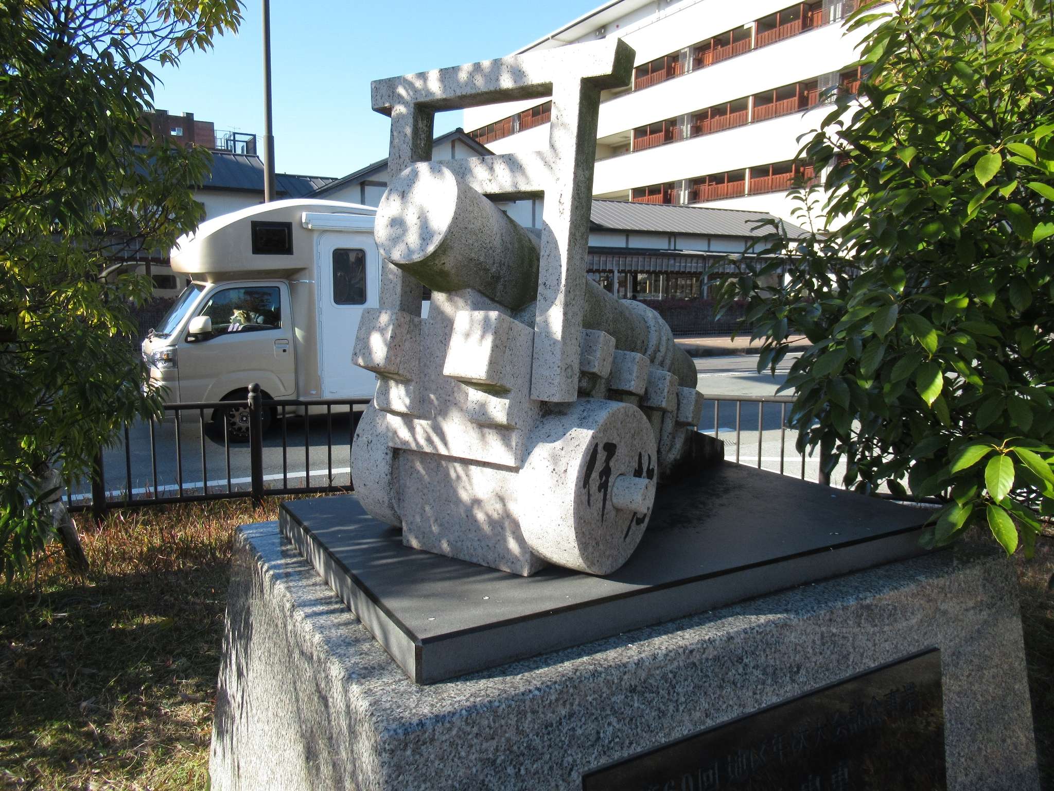 お木曳車像@伊勢市駅