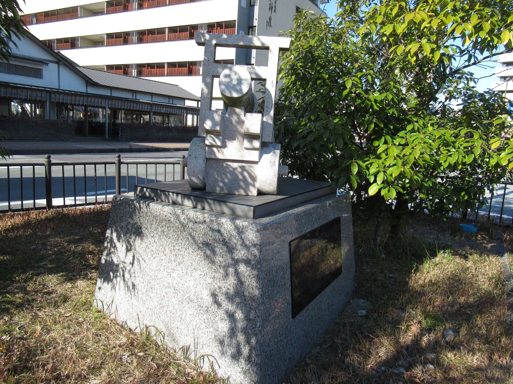 お木曳車像@伊勢市駅