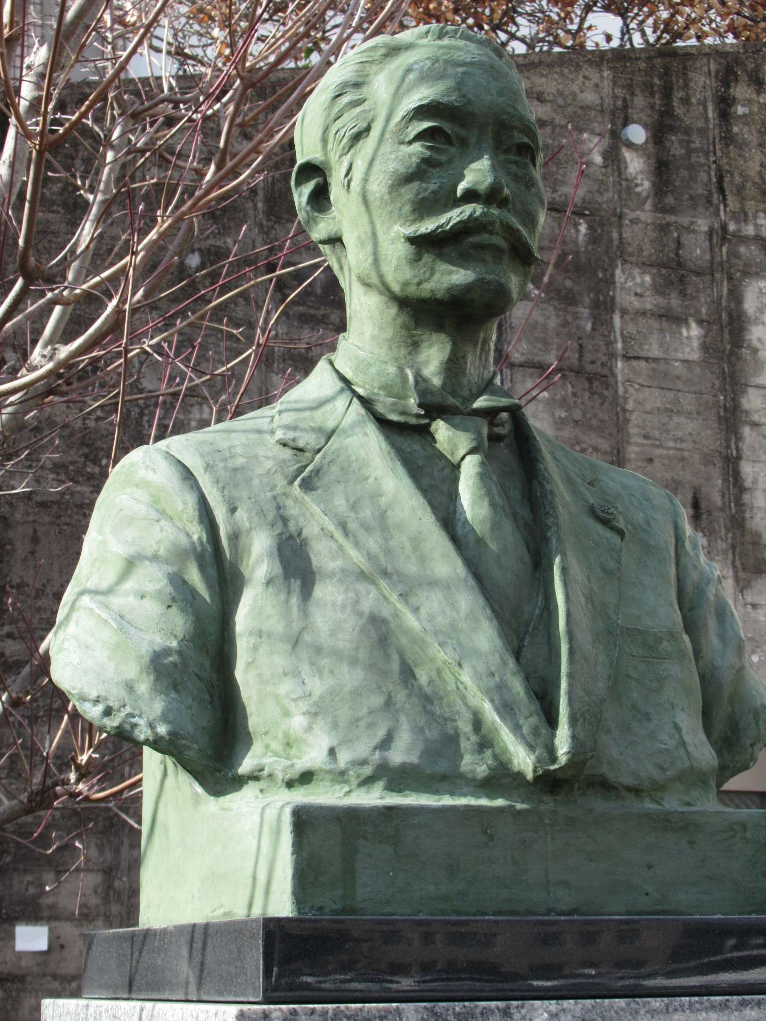 尾崎咢堂像@宇治山田駅