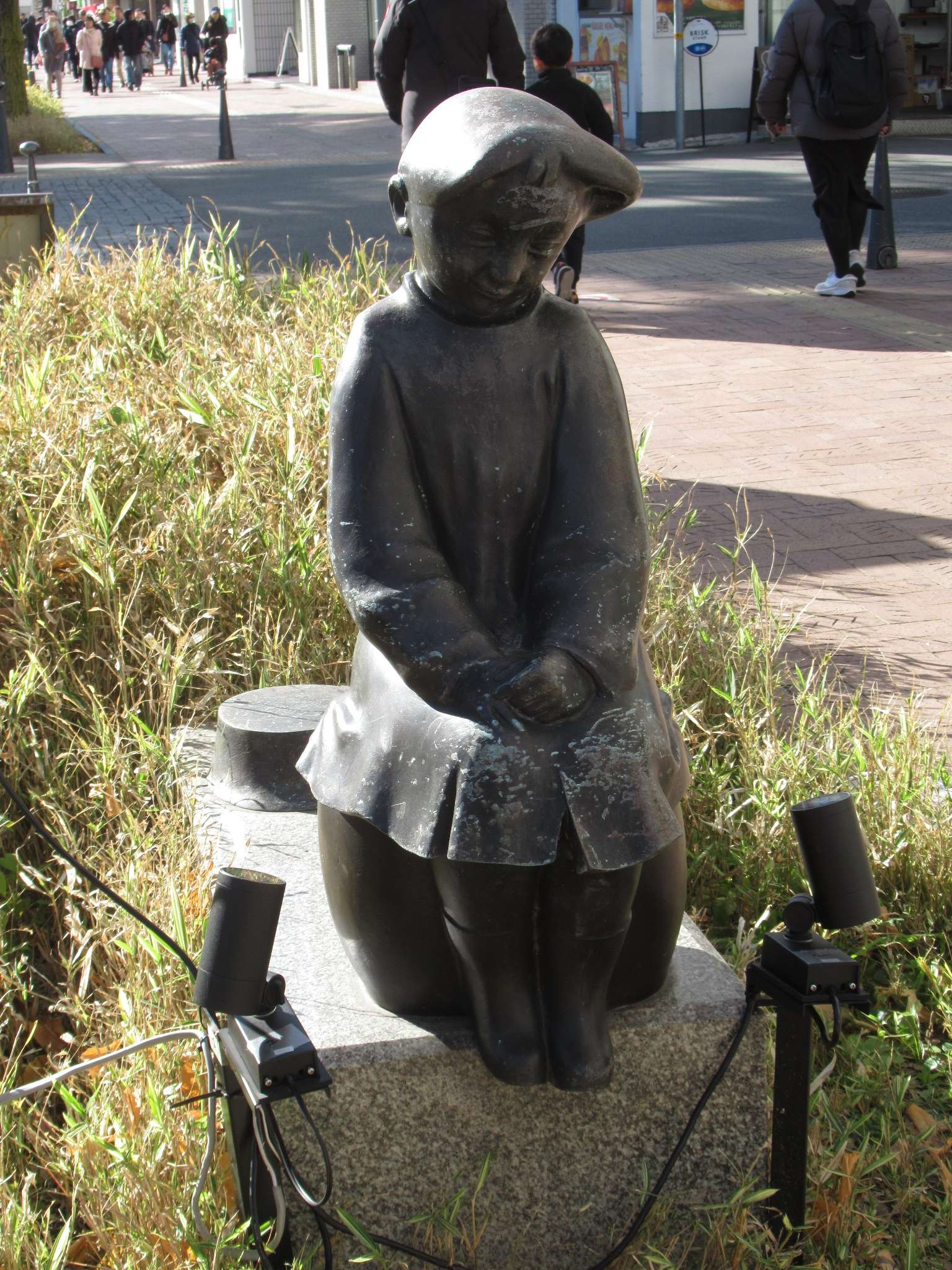 切り株と少女@大手前通り